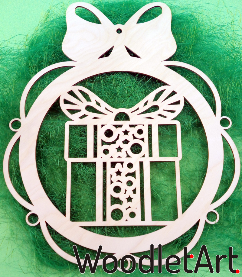 Prezent dekoracja drewniana naturalna ze sklejki brzozowej. Dekoracje świąteczne do powieszenia na ścianie, drzwiach, oknie.